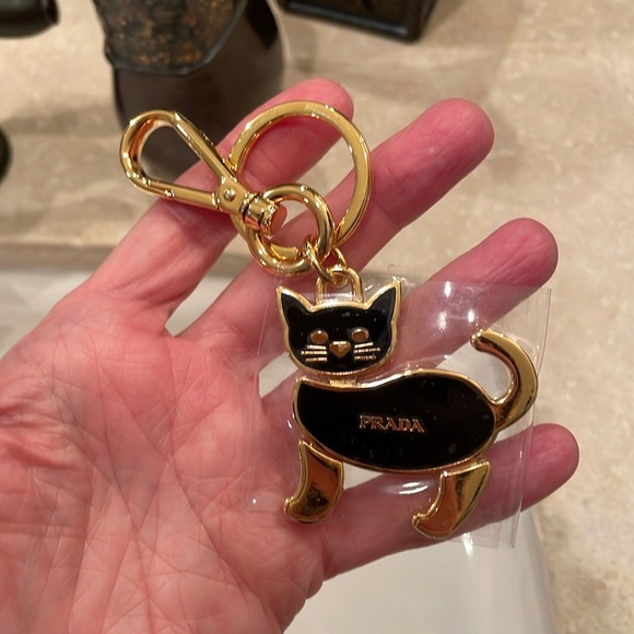 Stunning NIB “Prada” Cat Key Chain - Picture 1 of 6